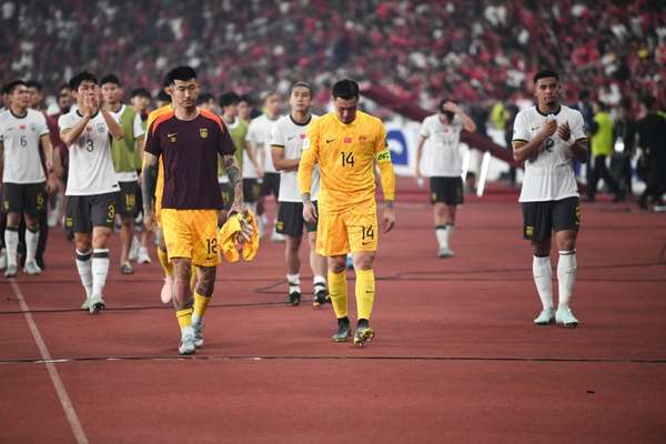 世预赛憾负印尼后国足队员情绪崩溃 赛后更衣室通道上演心碎一幕