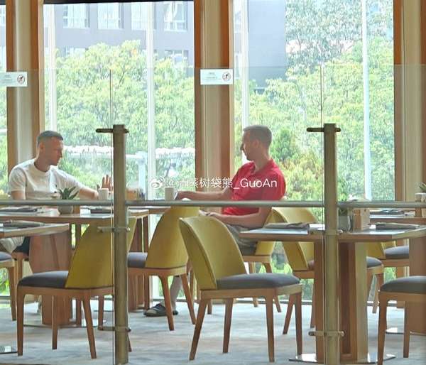 战前温情时刻：斯帕吉奇酒店探访老队友贝里奇 安德莱赫特旧将中超重逢